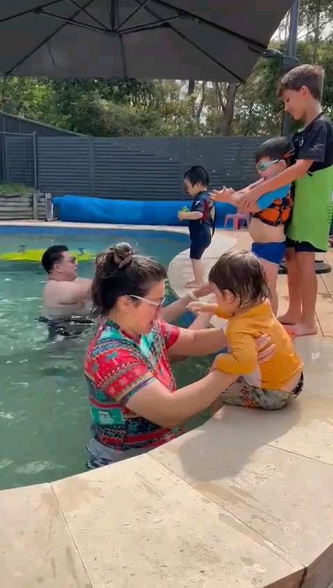 Parents and toddlers in a lesson